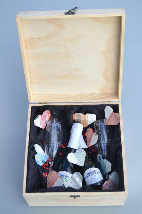 Copas de cristal grabadas incluidas en caja de madera personalizada y botellines de cava