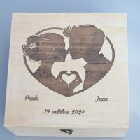 Caja de madera personalizada grabada con novios y fecha de boda