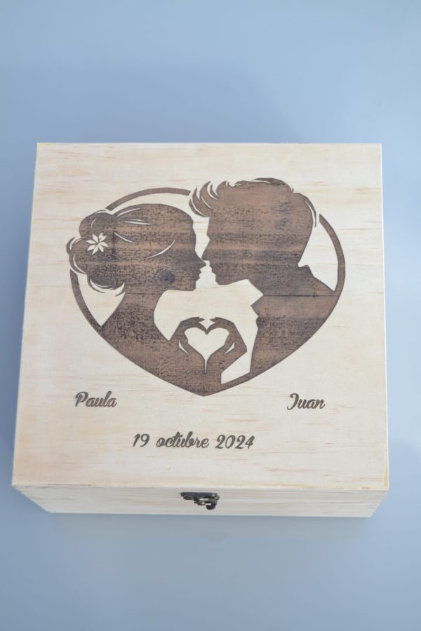 Caja de madera personalizada grabada con novios y fecha de boda